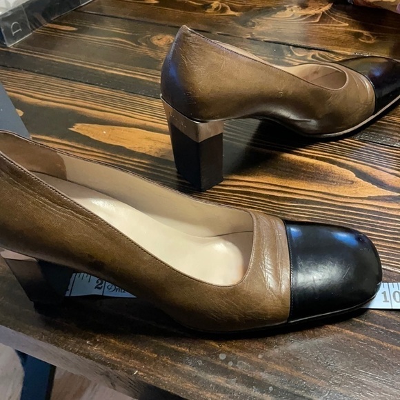 💎HP💎 Chanel Cap Toe Block Heel Two Tone Shoes Sz 40 Metal CHANEL Logo Plate - Picture 9 of 10